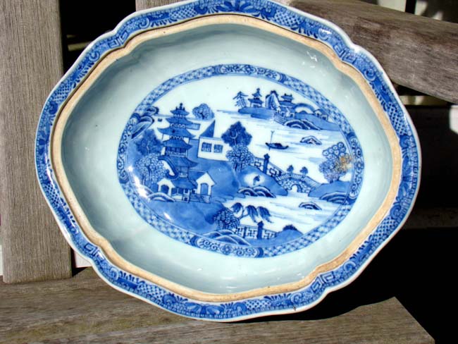 A rare Chinese Export Porcelain Covered Vegetable Dish in the Nanking style circa 1790-1810 — image 2